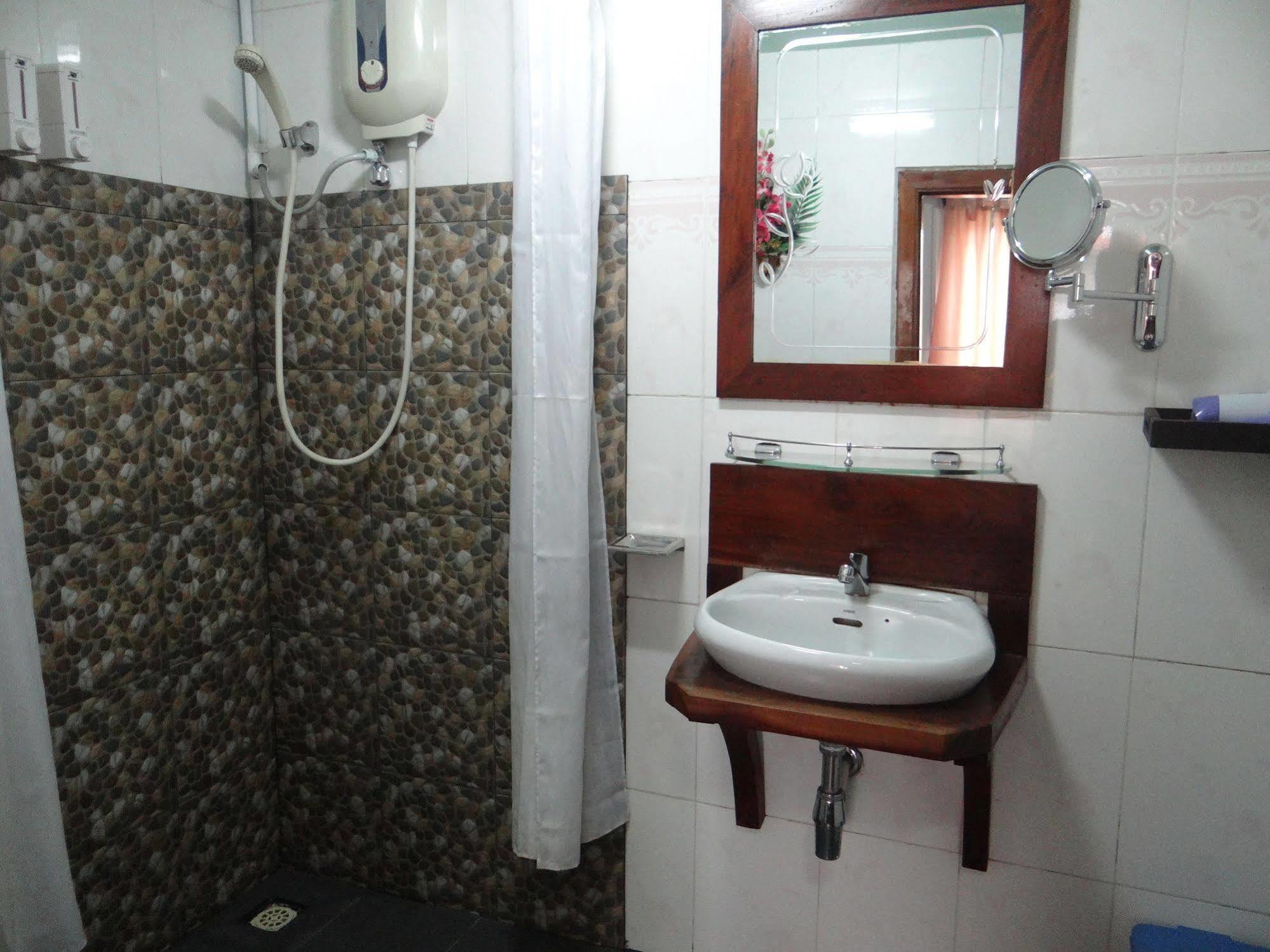 Alibi Guesthouse Phnom-Penh Buitenkant foto