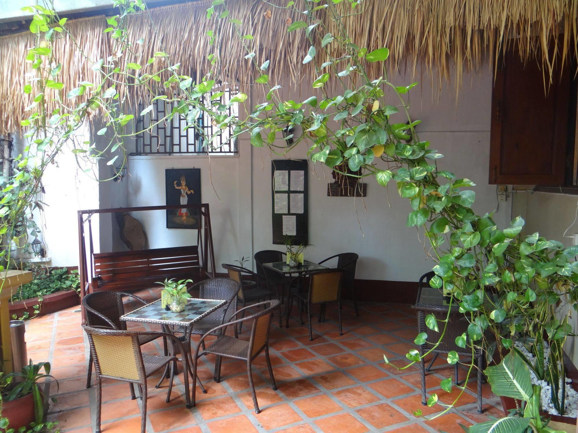 Alibi Guesthouse Phnom-Penh Buitenkant foto