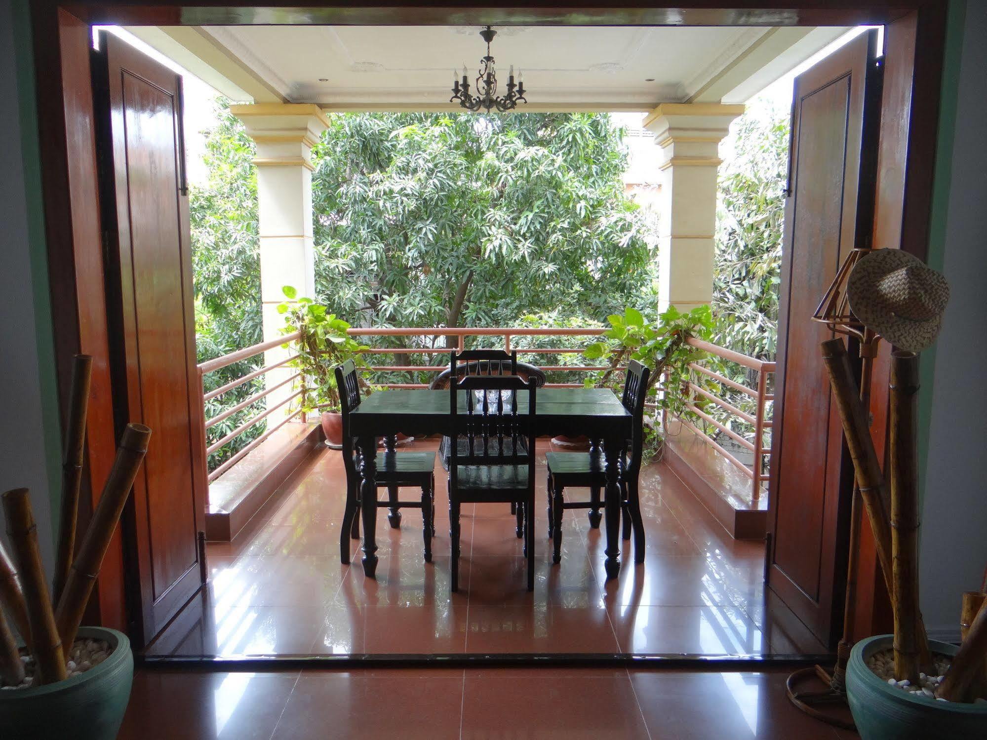 Alibi Guesthouse Phnom-Penh Buitenkant foto